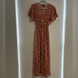 Maxi floral dress with front slit and fully buttoned down.